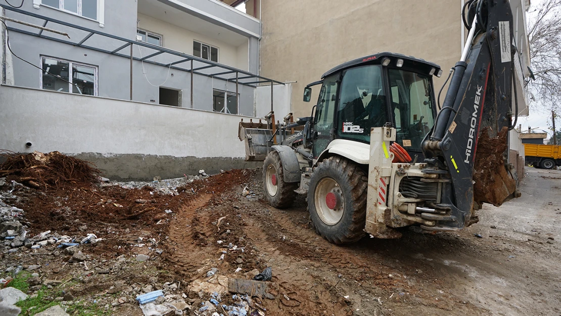 Kahramanmaraş'ta bir yanda çalışmalar diğer yanda hafriyat temizliği