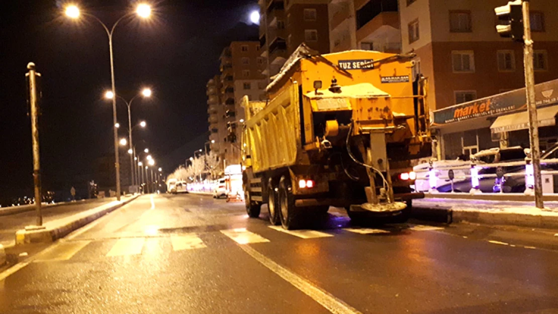 Kahramanmaraş'ta buzlanmaya karşı gece mesaisi