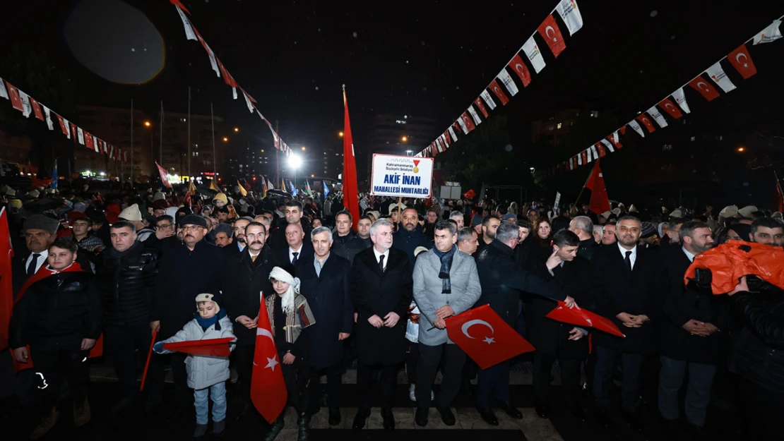 Kahramanmaraş'ta caddeler kırmızı-beyaza büründü