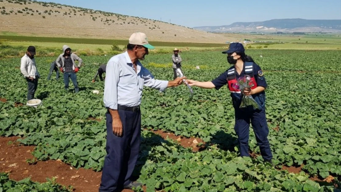 Kahramanmaraş'ta çalışan çiftçilere 14 Mayıs ziyareti