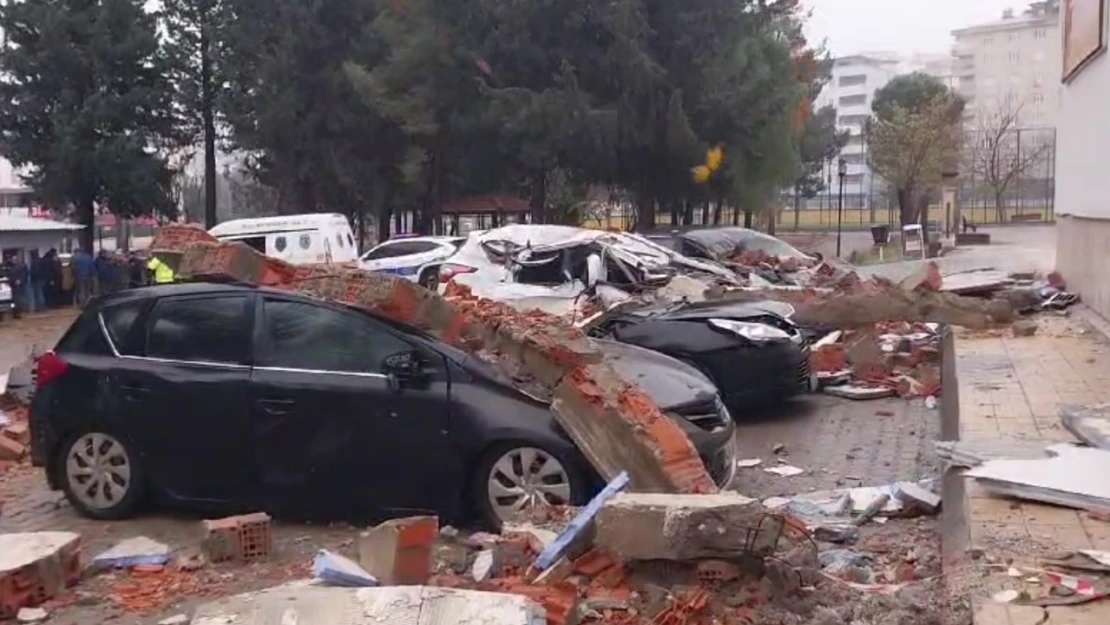 Kahramanmaraş'ta çatı duvarı otomobillerin üzerine uçtu, 3 yaralı