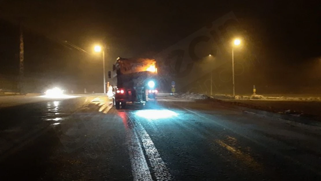 Kahramanmaraş'ta ekipler buzlanmaya karşı sabaha kadar çalıştı