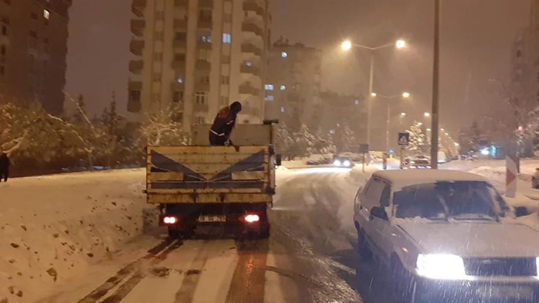 Kahramanmaraş'ta ekipler karla aralıksız mücadele ediyor