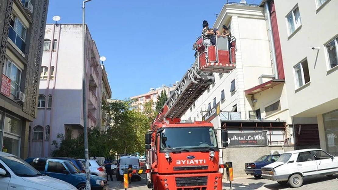 Kahramanmaraş'ta eve kilitlenen iki kadını itfaiye kurtardı