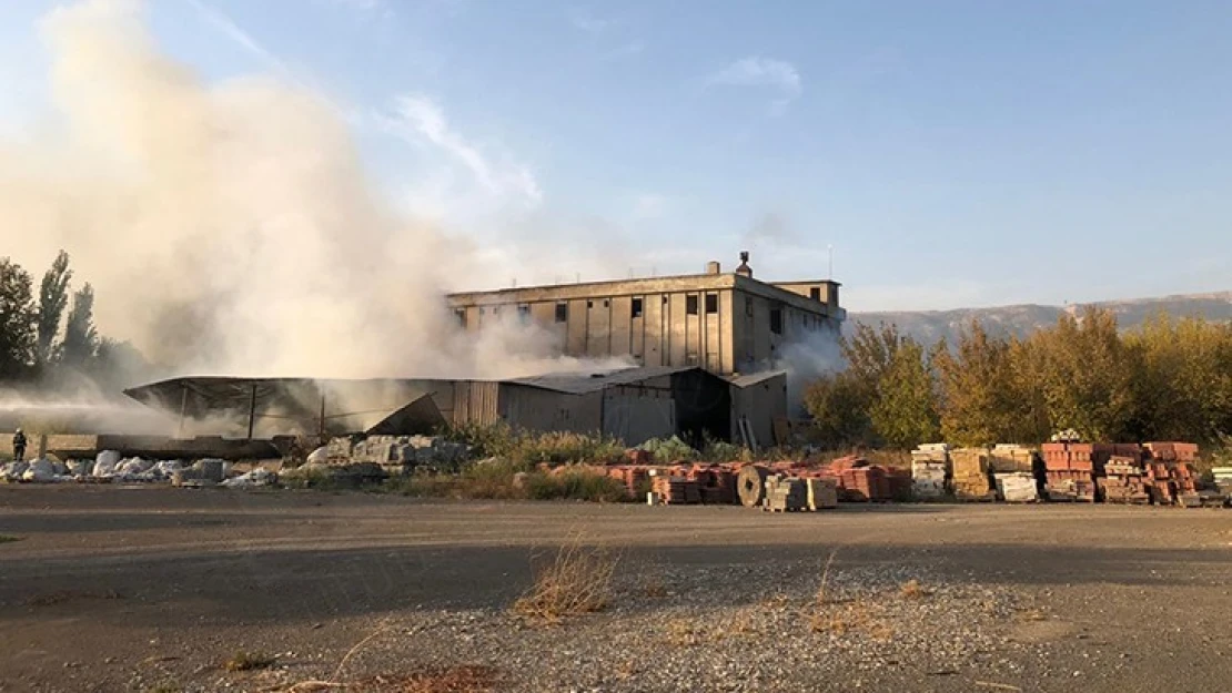 Kahramanmaraş'ta fabrikada çıkan yangına müdahale ediliyor