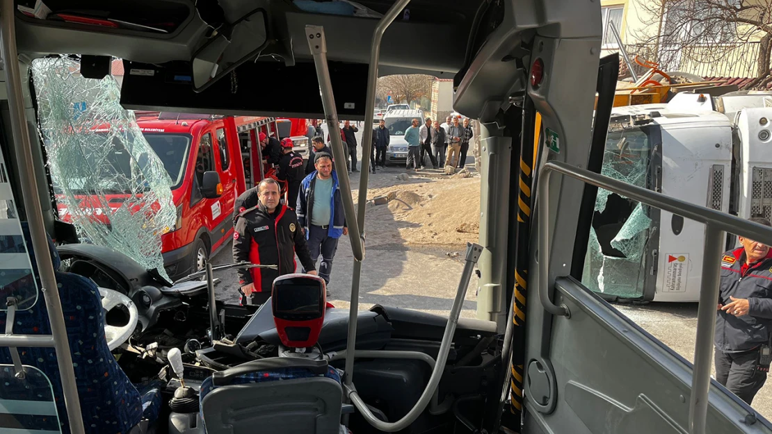 Kahramanmaraş'ta halk otobüsü ve kamyon çarpıştı, 11 kişi yaralandı