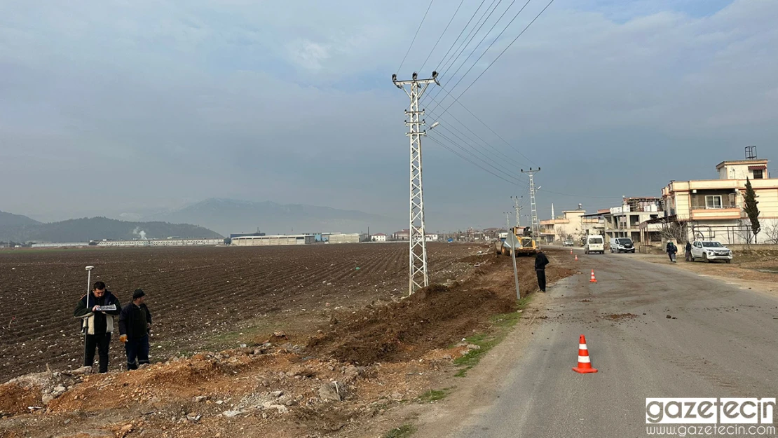 Kahramanmaraş'ta iki mahalleyi birleştiren yolda kaldırım çalışması