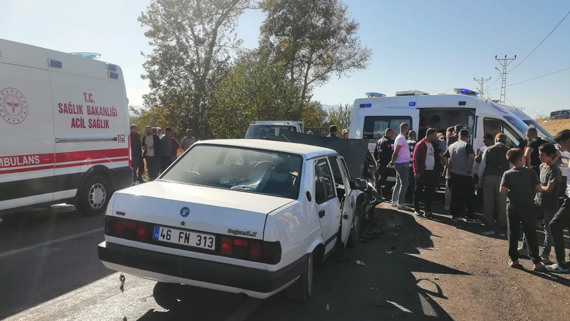 Kahramanmaraş'ta iki otomobil kafa kafaya çarpıştı: 6 yaralı