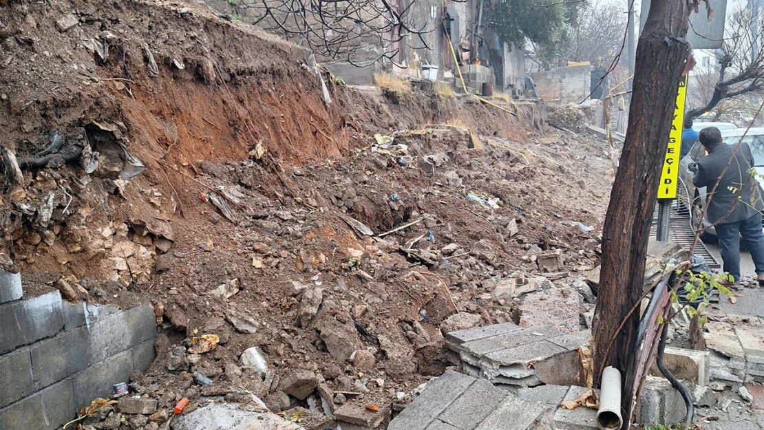 Kahramanmaraş'ta istinat duvarı çöktü, facianın eşiğinden dönüldü