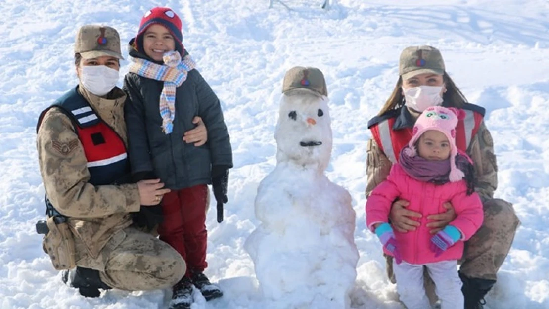 Kahramanmaraş'ta jandarma çocuklarla kardan adam sürprizi