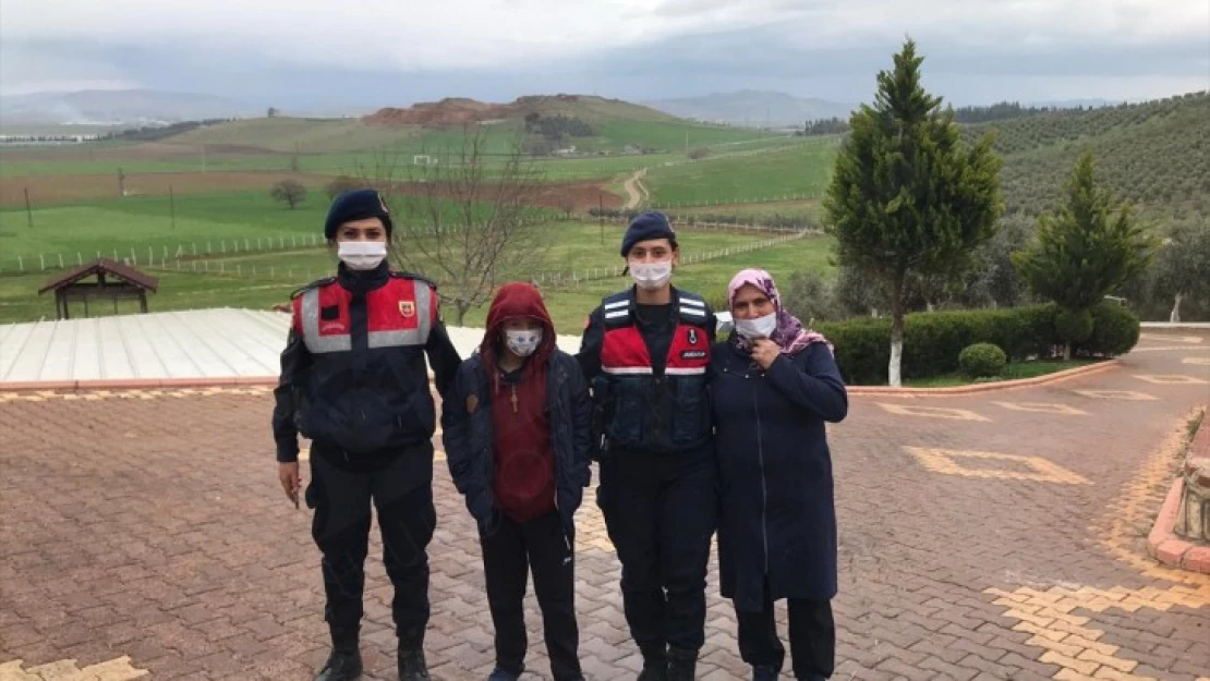 Kahramanmaraş'ta jandarma otizimli Enes'in yüzünü güldürdü