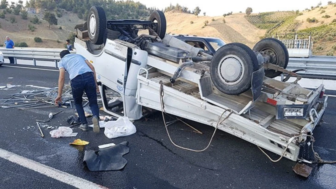 Kahramanmaraş'ta kamyonet takla attı: 3 yaralı