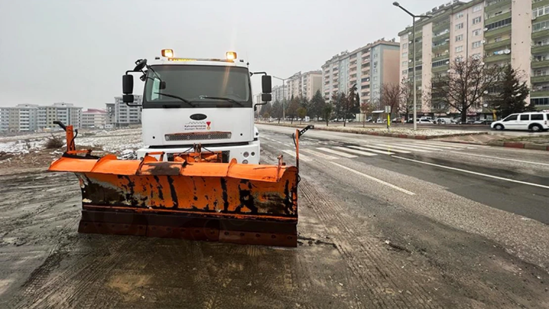 Kahramanmaraş'ta kar nöbeti sürüyor