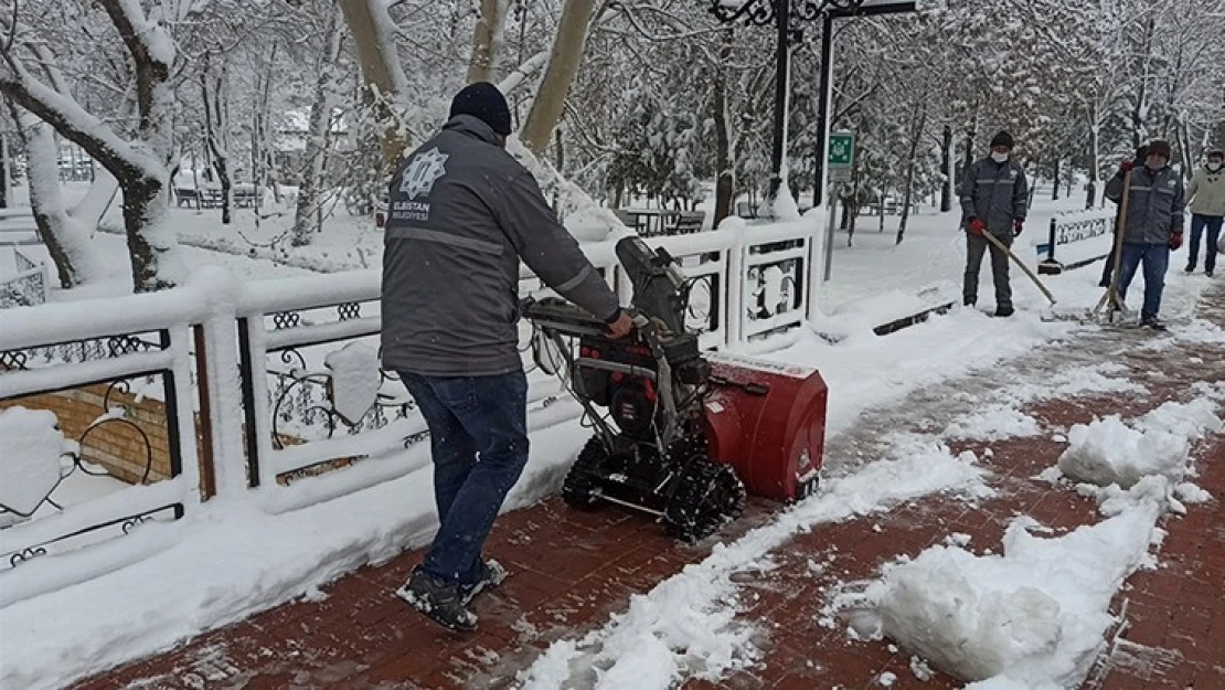 Kahramanmaraş'ta kardan kanepe yaptılar