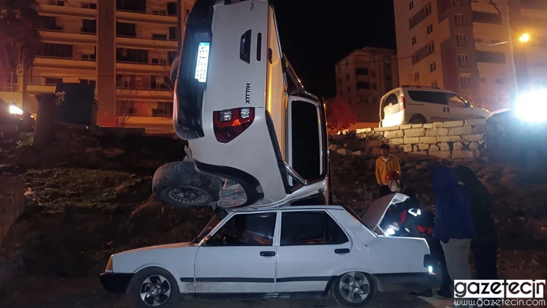 Kahramanmaraş'ta kaygan yolda savrulan araç, başka bir otomobilin üzerine düştü