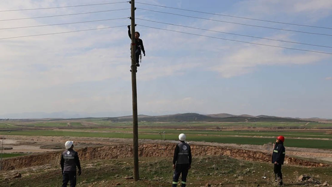 Kahramanmaraş'ta kesintisiz elektrik enerjisi için kadınlardan zorlu mesai