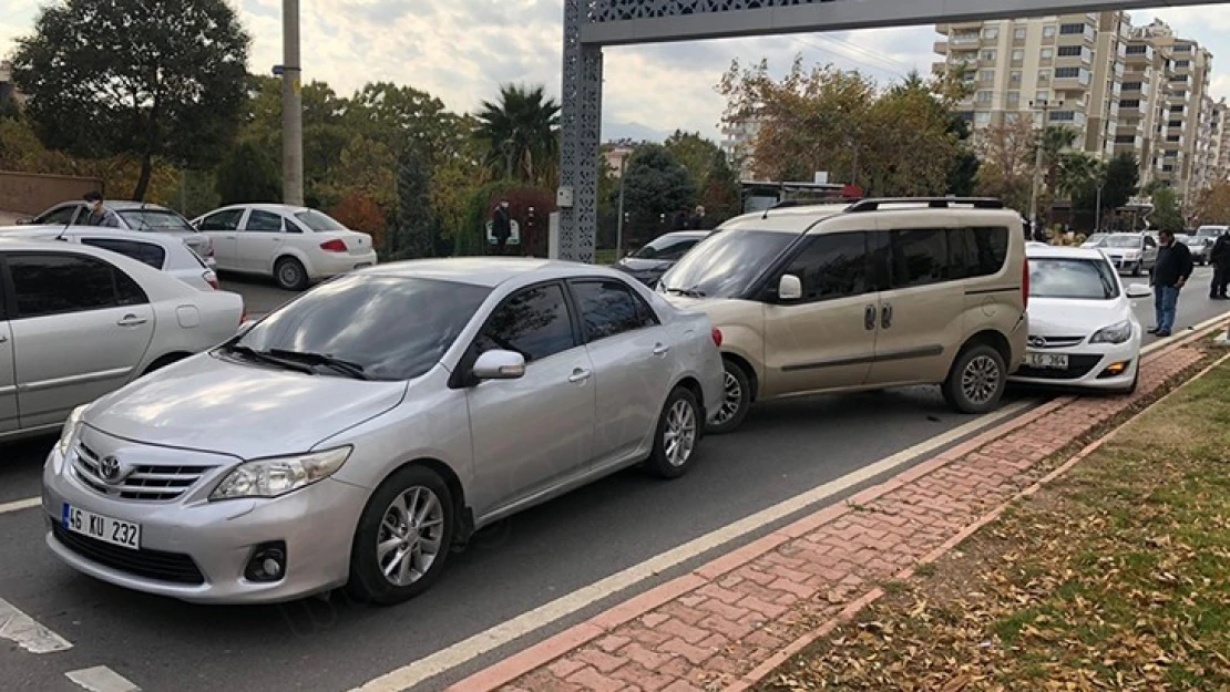 Kahramanmaraş'ta kırmızı ışıkta zincirleme trafik kazası