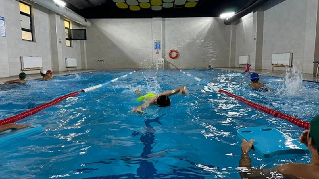 Kahramanmaraş'ta öğrencilere profesyonel yüzme eğitimi