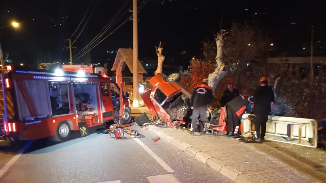 Kahramanmaraş'ta otomobil ağaca çarptı, 2 kişi ağır yaralandı