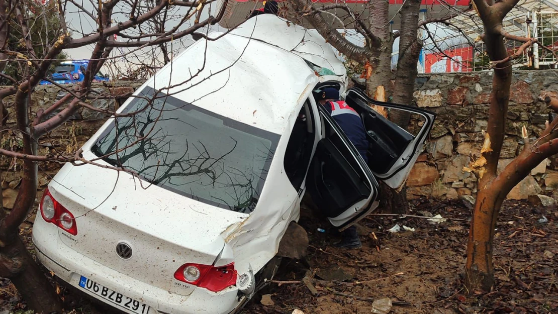 Kahramanmaraş'ta otomobil duvar üzerinde asılı kaldı, yaralı var