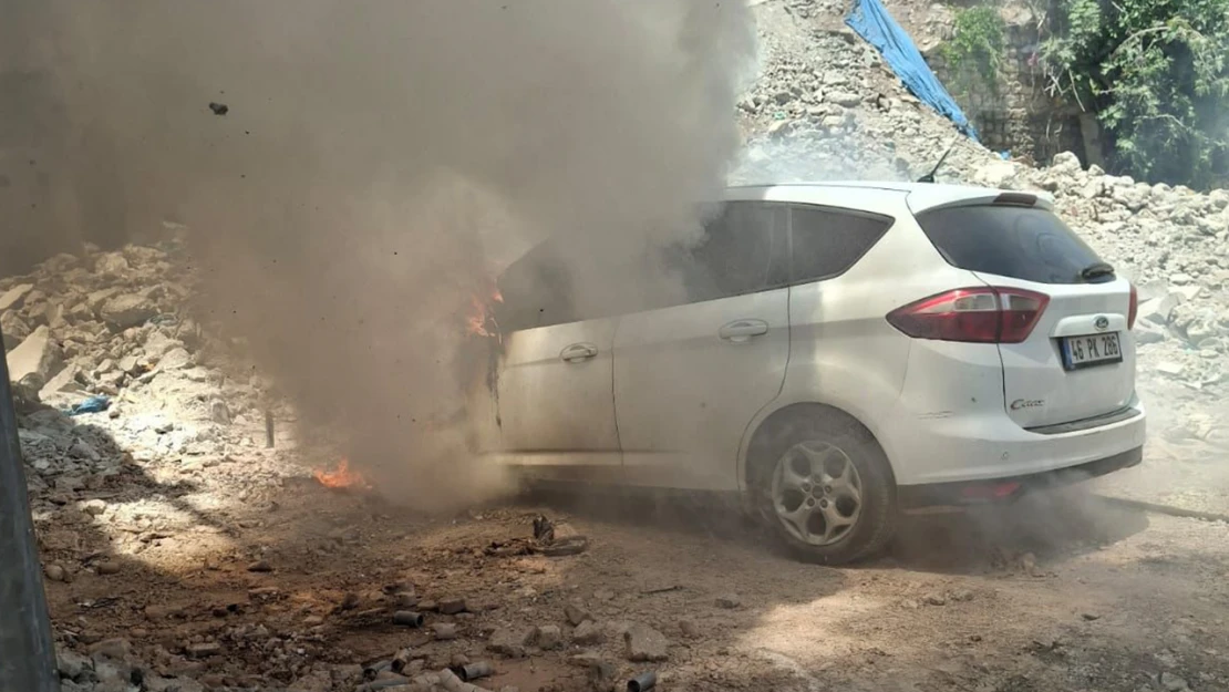 Kahramanmaraş'ta park halindeki otomobil alev aldı