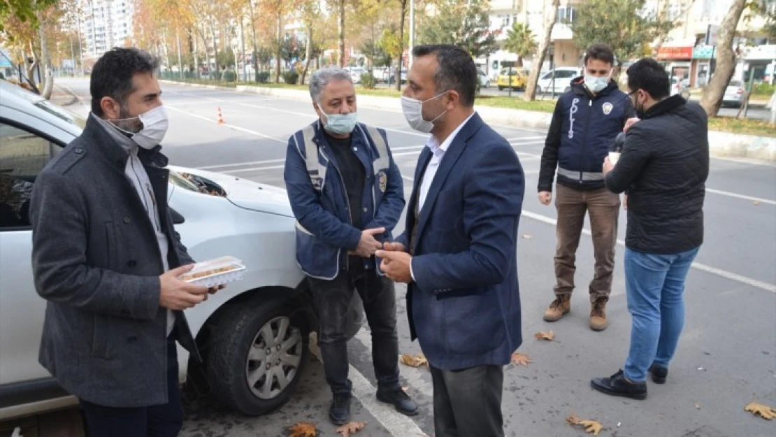 Kahramanmaraş'ta polislere tatlı ve çay ikramı