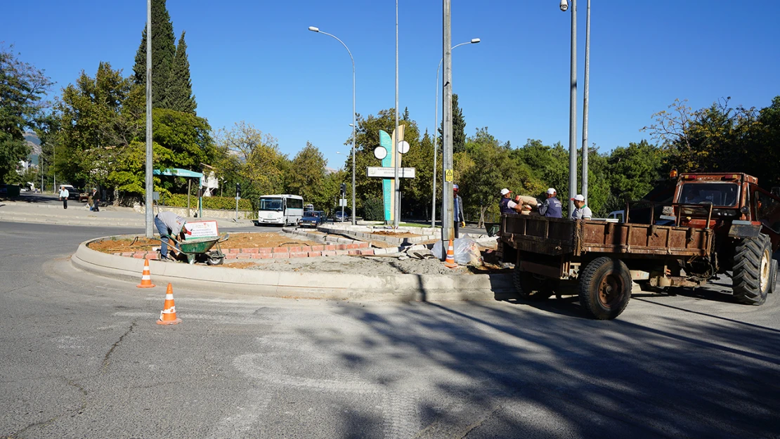 Kahramanmaraş'ta refüj ve kavşaklar bir bir yeniliyor