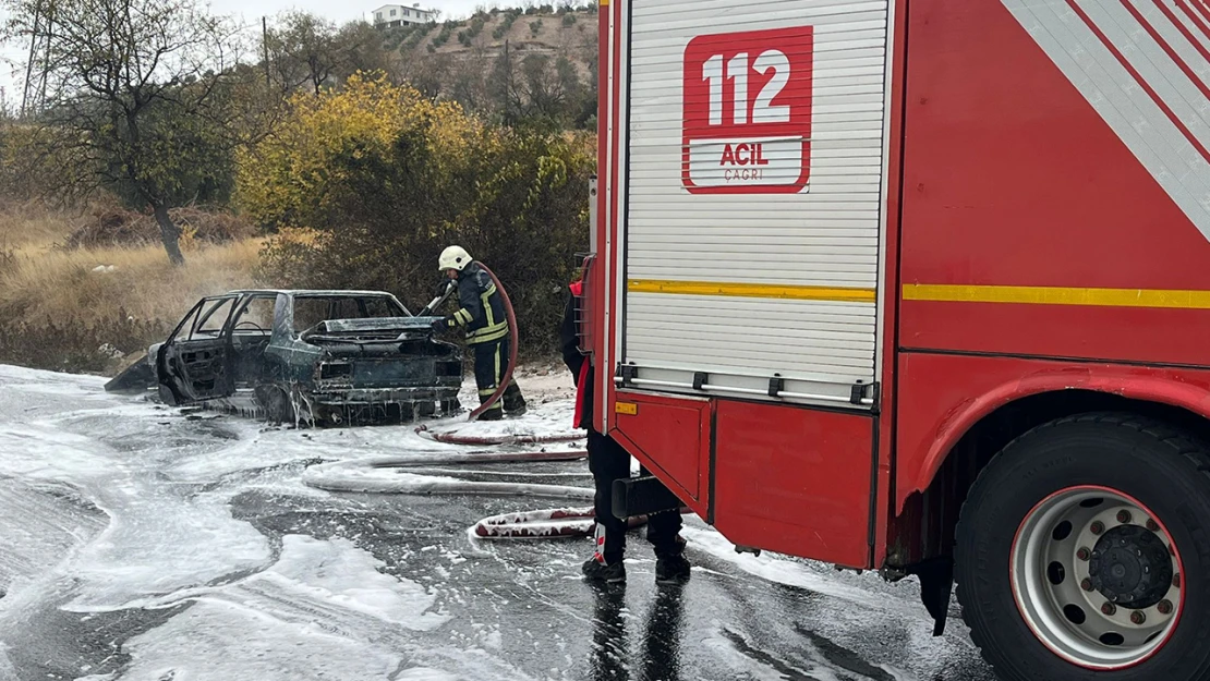 Kahramanmaraş'ta seyir halindeki otomobil alevlere teslim oldu