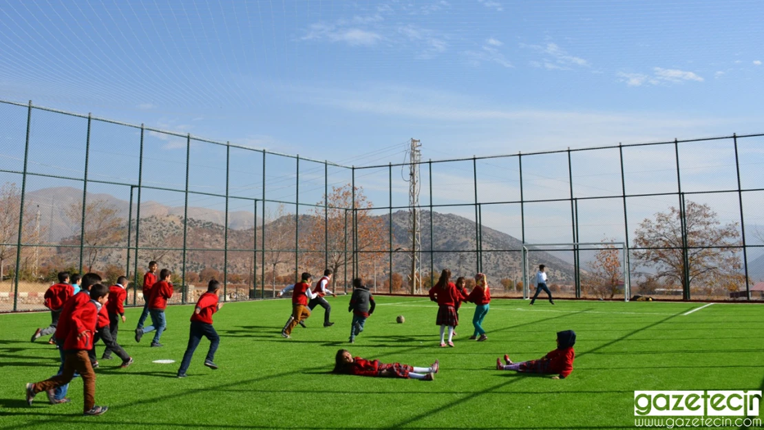 Kahramanmaraş'ta Spor Vadisi ve 50 mahalleye sentetik saha için imzalar atıldı