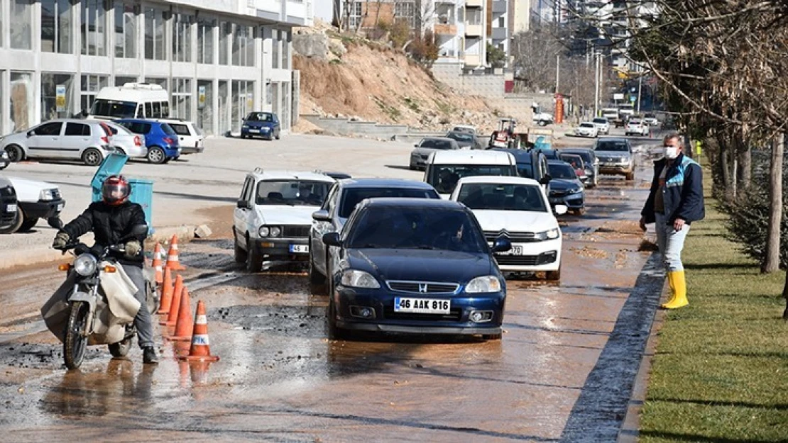 Kahramanmaraş'ta su borusu patladı, ulaşım aksadı