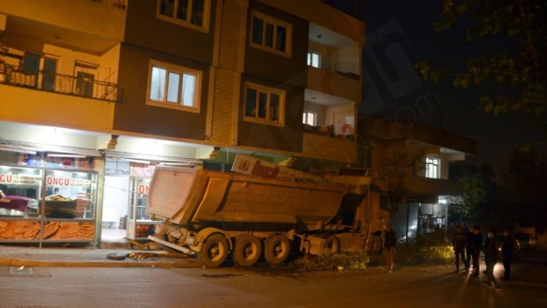 Kahramanmaraş'ta tır iş yerlerine çarparak durdu