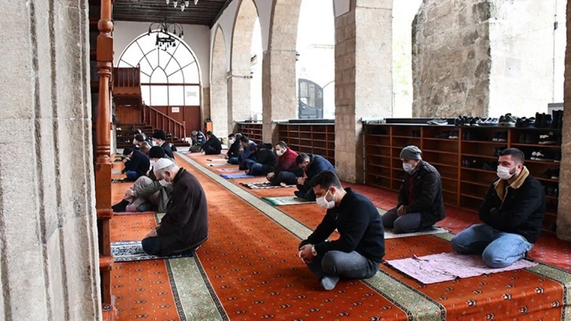 Kahramanmaraş'ta yeni yılın ilk Cuma namazı kılındı