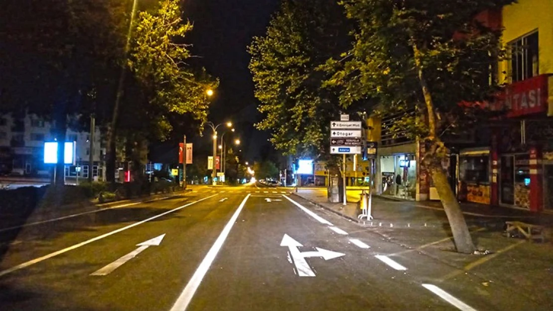 Kahramanmaraş'ta yol şeritleri, trafik işaretçileri ve levhaları yenileniyor