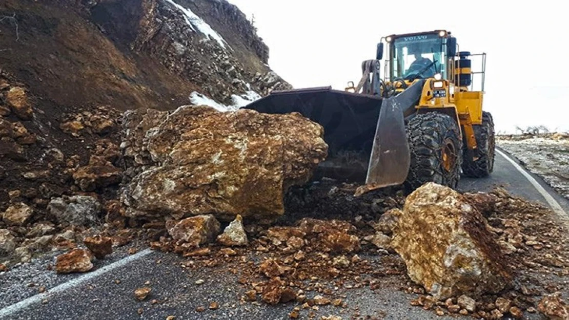 Kahramanmaraş'ta yola düşen dev kayalar kaldırıldı