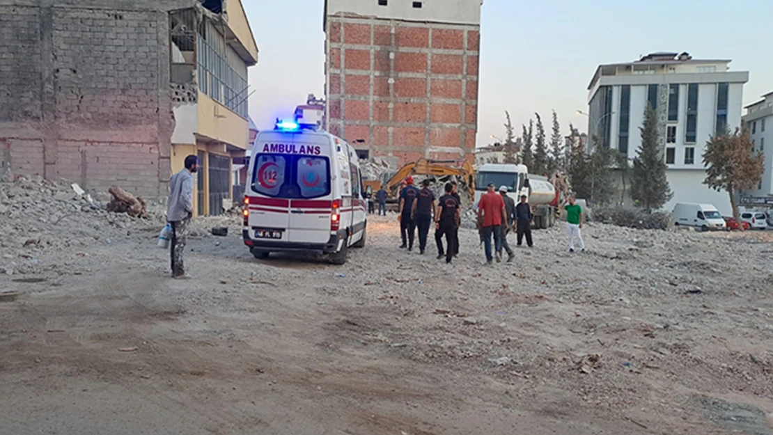 Kahramanmaraş'tı bir işçi, iş makinasının altında kaldı