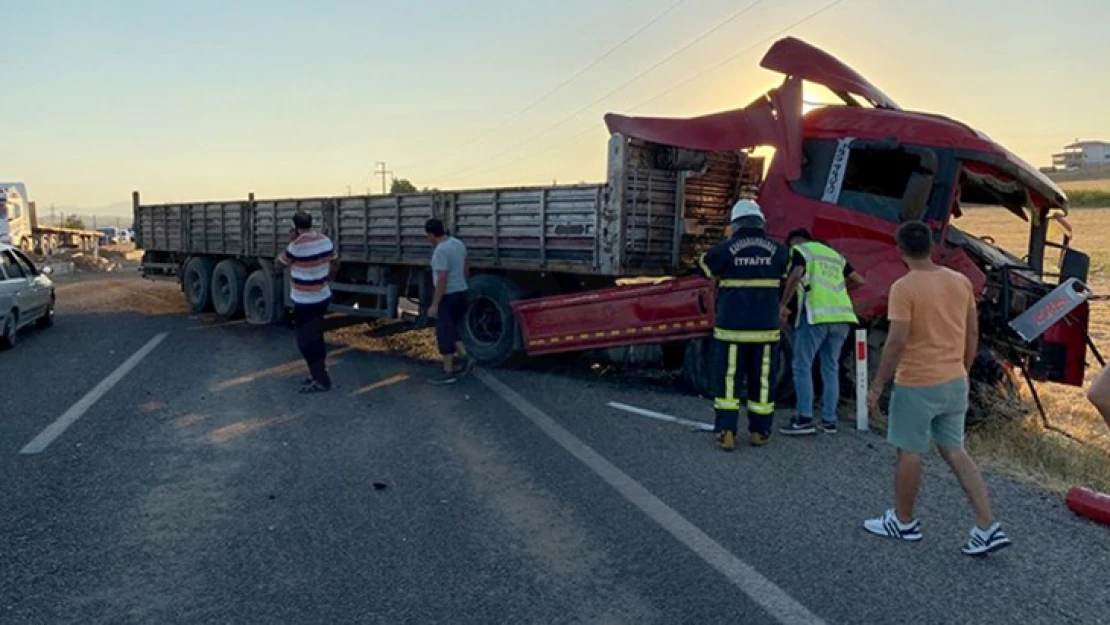 Kahramanmaraş traktör ile tır çarpıştı: 3 Yaralı