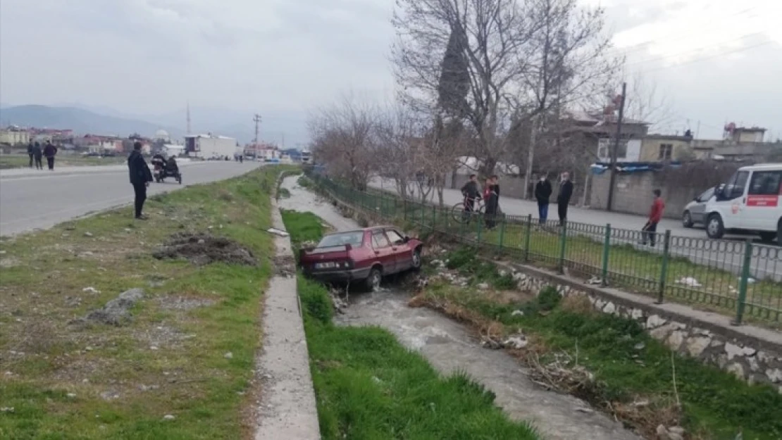 Kanala düşen otomobildeki 2 kişi yaralandı