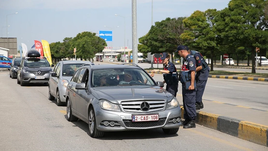 Kapıkule'de gurbetçilere ikramlı karşılama ve yol güvenliği bilgilendirmesi