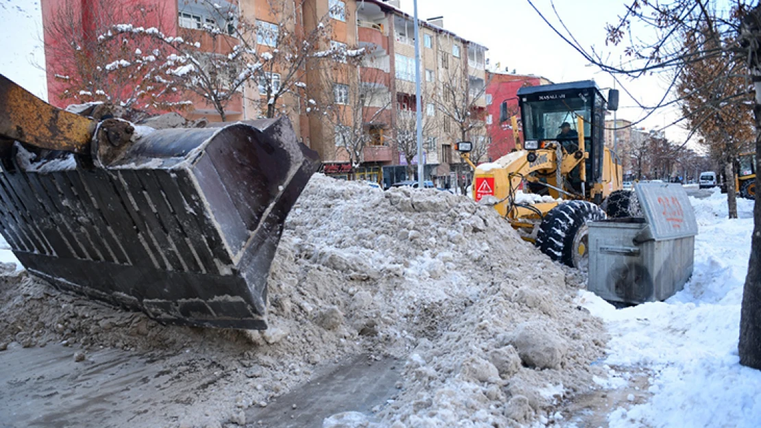 Kar temizleme çalışmalarının aksamaması için ekiplerden otopark uyarısı