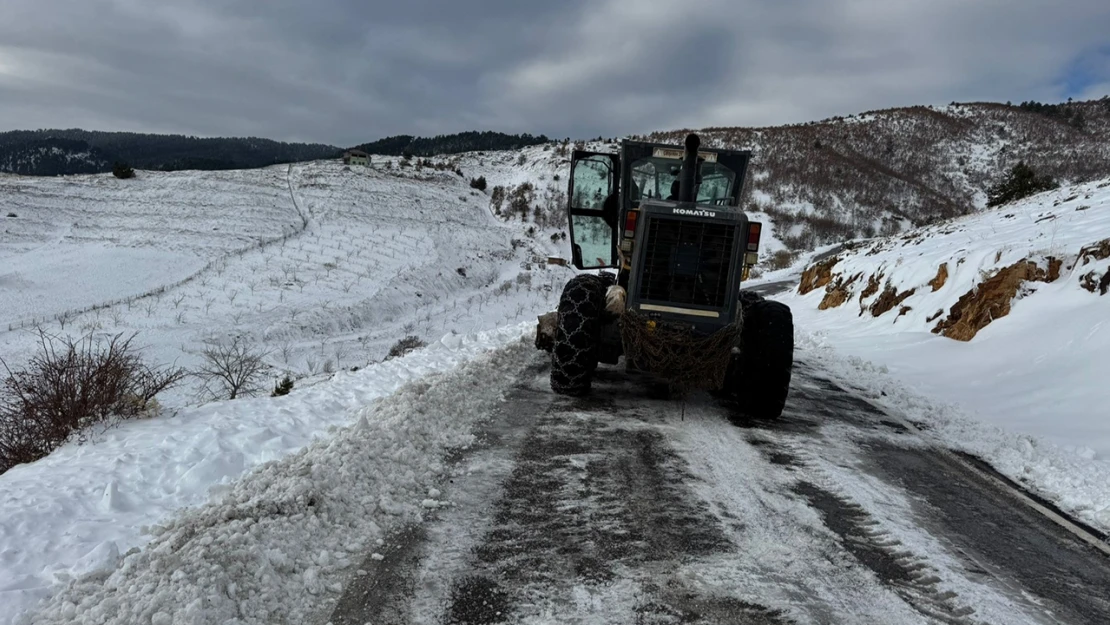 Kar yağışı sonrası 203 mahalle yolu ulaşıma açıldı