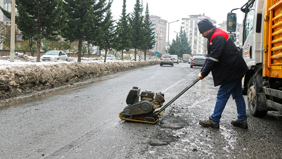 Kar yağışıyla bozulan ana arterlere hızlı müdahale