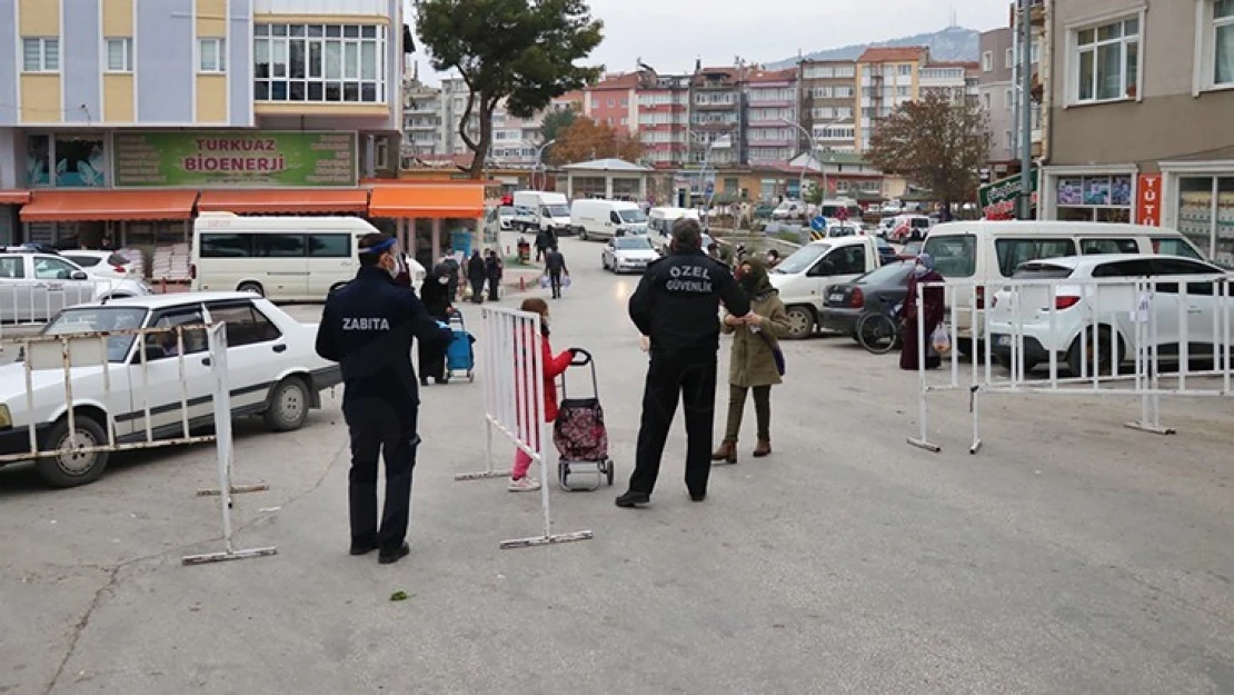 Karantinada olmaları gerekiyordu, pazarda yakalandılar