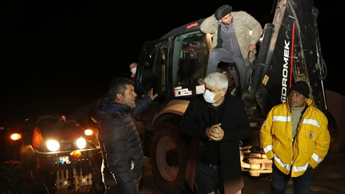 Karda araçlarıyla mahsur kalan 16 kişi kurtarıldı