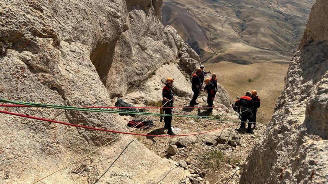 Kayalıklarda mahsur kaldı, AFAD ekipleri seferber oldu