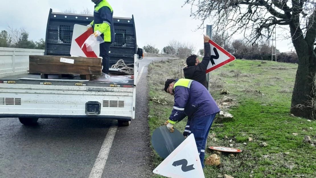 Kent genelinde trafik işaretlerinin bakım onarımı sürüyor