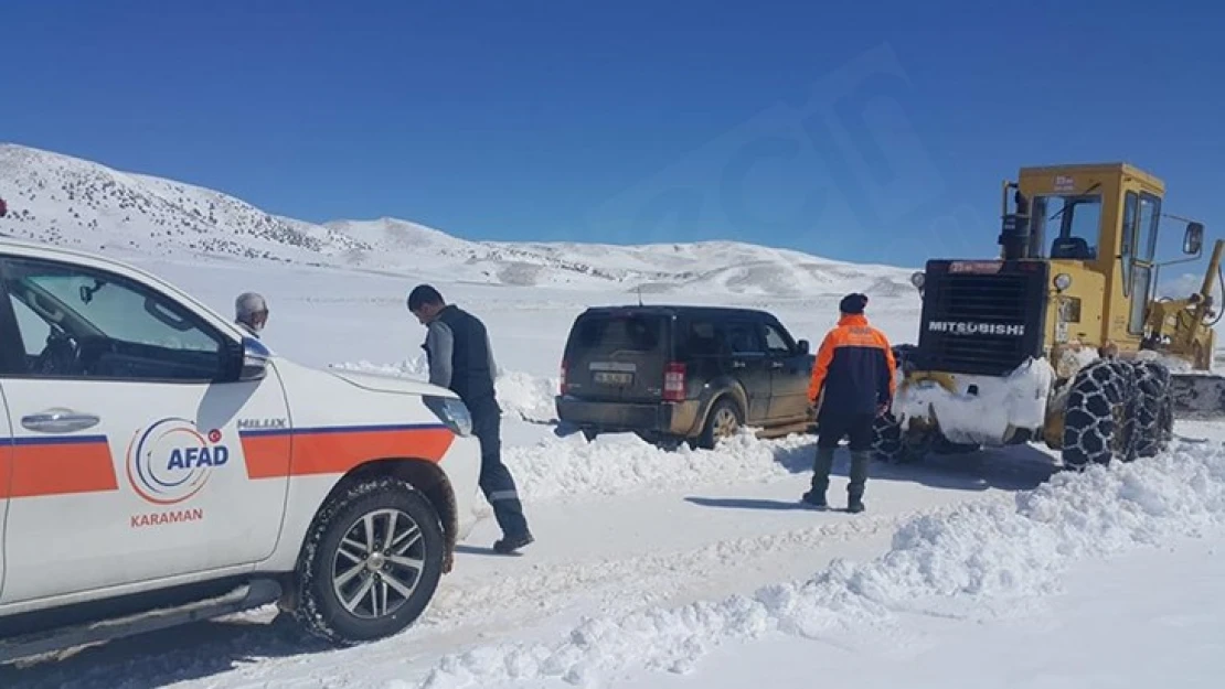 Kırsal alanda araçları kara saplanan 3 kişiden 2'si kurtarıldı