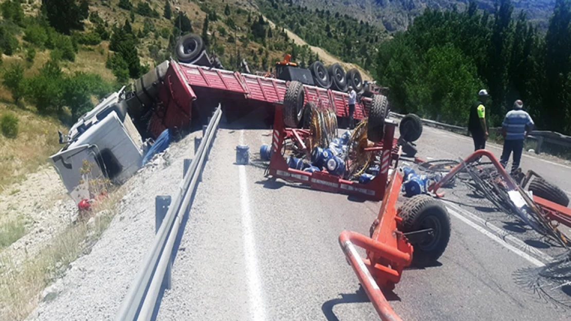 Kontrolden çıkan tır devrildi, yol 2 saat trafiğe kapatıldı