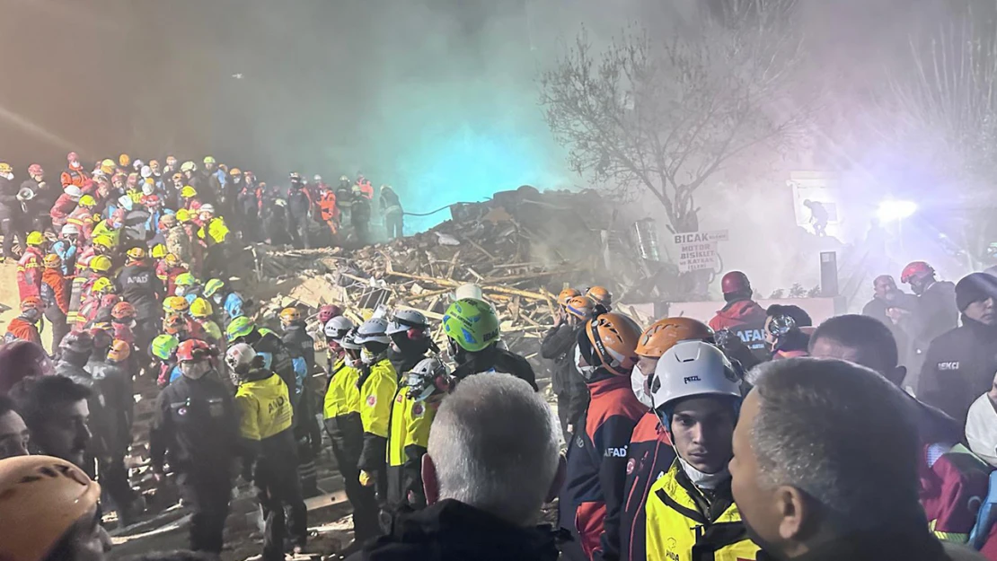 Konya'da 4 katlı bina çöktü