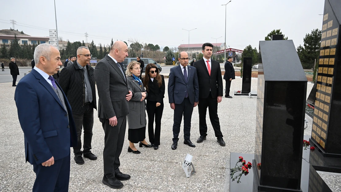 KSÜ Rektörü Yasım, 'Deprem Şehitleri Anıtı'na karanfil bıraktı