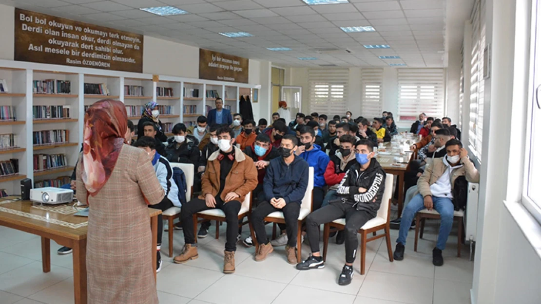 Kütüphanede gençlerle çay simit eşliğinde söyleşi